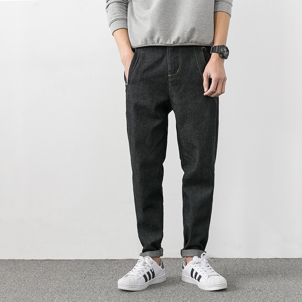 τζιν κομψή ανδρών - ένα μοντέλο σε μαύρο χρώμα