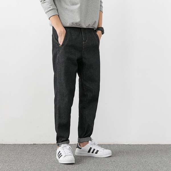 τζιν κομψή ανδρών - ένα μοντέλο σε μαύρο χρώμα