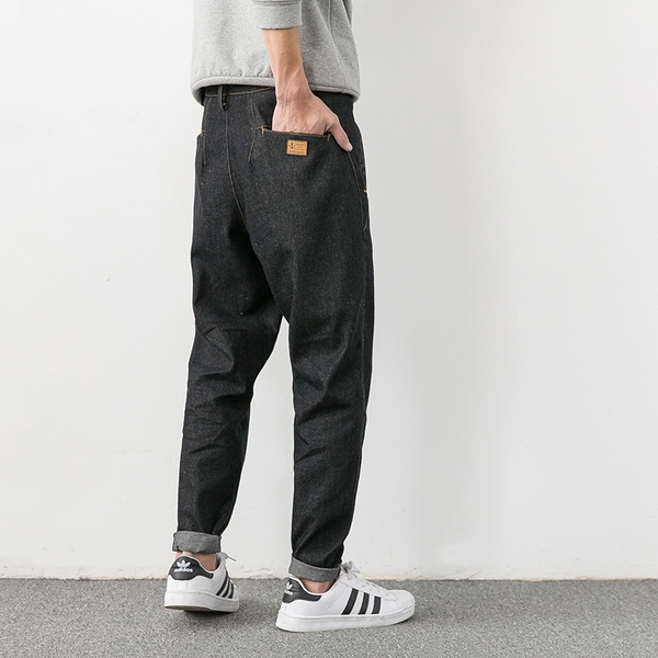 τζιν κομψή ανδρών - ένα μοντέλο σε μαύρο χρώμα