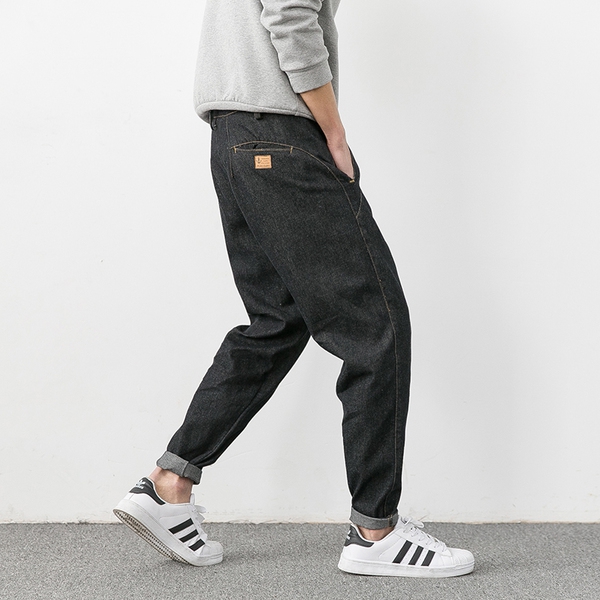 τζιν κομψή ανδρών - ένα μοντέλο σε μαύρο χρώμα