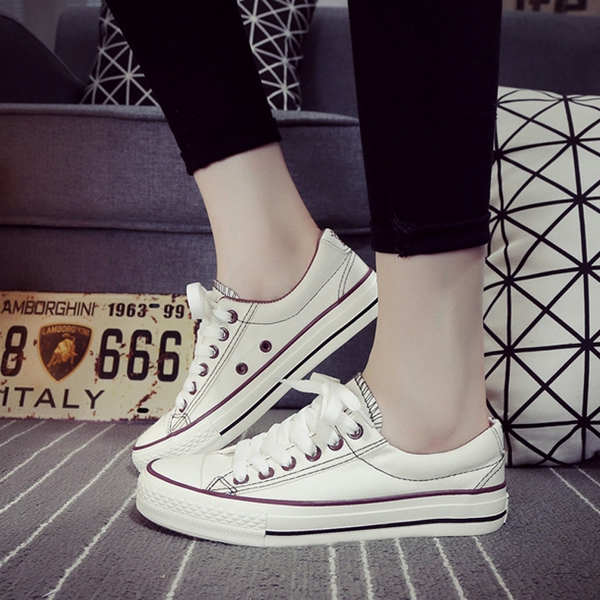 Γυναικεία αθλητικά παπούτσια σε λευκό, μαύρο, κόκκινο και μπλε χρώματα