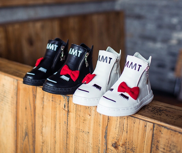 Παιδικές μπότες για κορίτσια: άσπρο και μαύρο