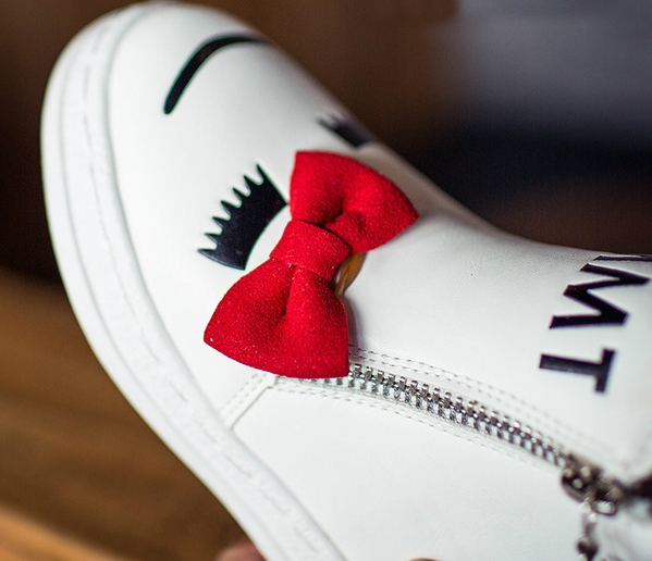 Παιδικές μπότες για κορίτσια: άσπρο και μαύρο