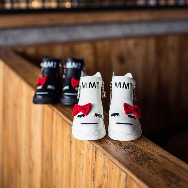 Παιδικές μπότες για κορίτσια: άσπρο και μαύρο