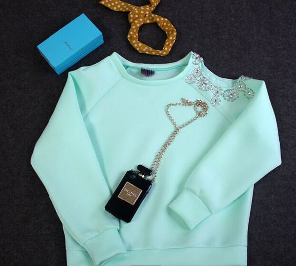 Κυρίες άνοιξη μπλούζα με μακριά μανίκια και φρέσκα λουλούδια