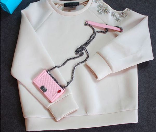 Κυρίες άνοιξη μπλούζα με μακριά μανίκια και φρέσκα λουλούδια