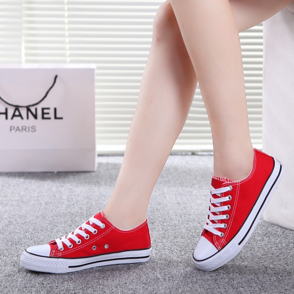 Γυναικεία αθλητικά παπούτσια σε διάφορα χρώματα.