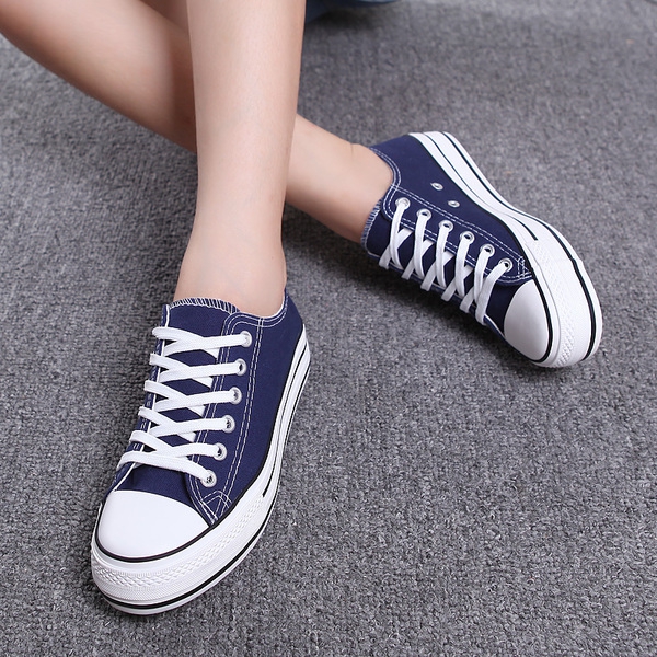 Γυναικεία αθλητικά παπούτσια σε διάφορα χρώματα.