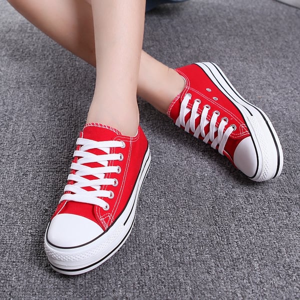 Γυναικεία αθλητικά παπούτσια σε διάφορα χρώματα.