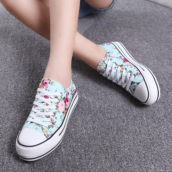 Γυναικεία αθλητικά παπούτσια σε διάφορα χρώματα.