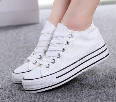 Γυναικεία αθλητικά παπούτσια σε διάφορα χρώματα.