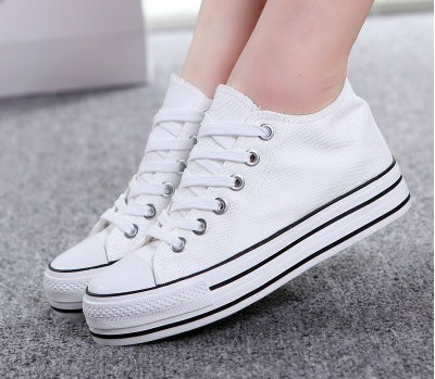 Γυναικεία αθλητικά παπούτσια σε διάφορα χρώματα.