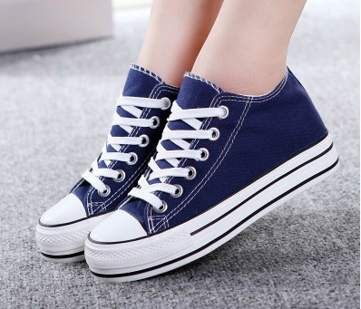 Γυναικεία αθλητικά παπούτσια σε διάφορα χρώματα.