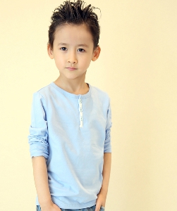 Παιδικά κομψά μακρυμάνικα t-shirts για αγόρια - 5 μοντέλα