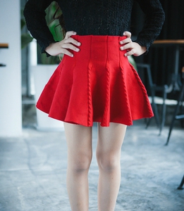 Μοντέρνα φούστα για τα κορίτσια: μαύρο και κόκκινο