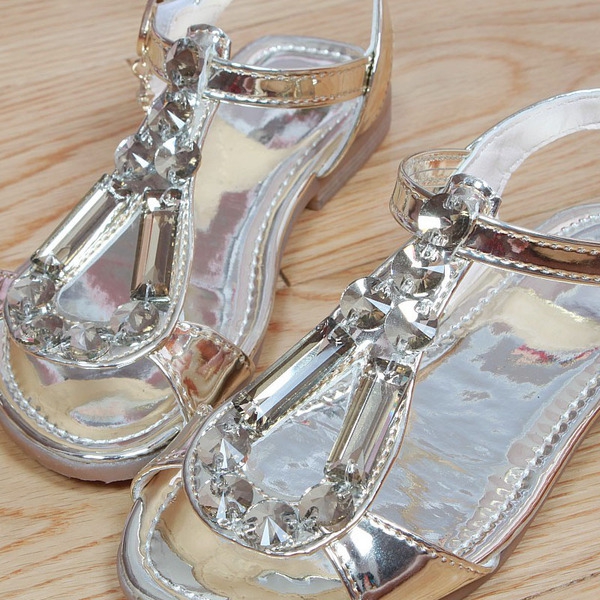 Τα παιδιά χρυσή καλοκαίρι και όμορφο κρύσταλλο σανδάλια για τα κορίτσια