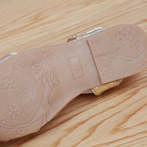 Τα παιδιά χρυσή καλοκαίρι και όμορφο κρύσταλλο σανδάλια για τα κορίτσια