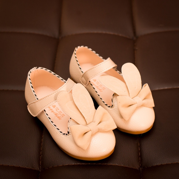 Ανοιξιάτικα παπούτσια για κορίτσια σε δύο ζεστά χρώματα