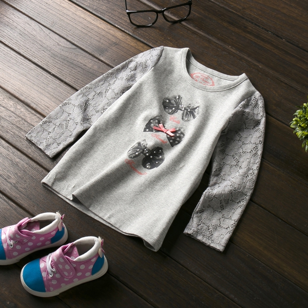 Блузки за момичета в бял и сив цвят с дантелени ръкави.