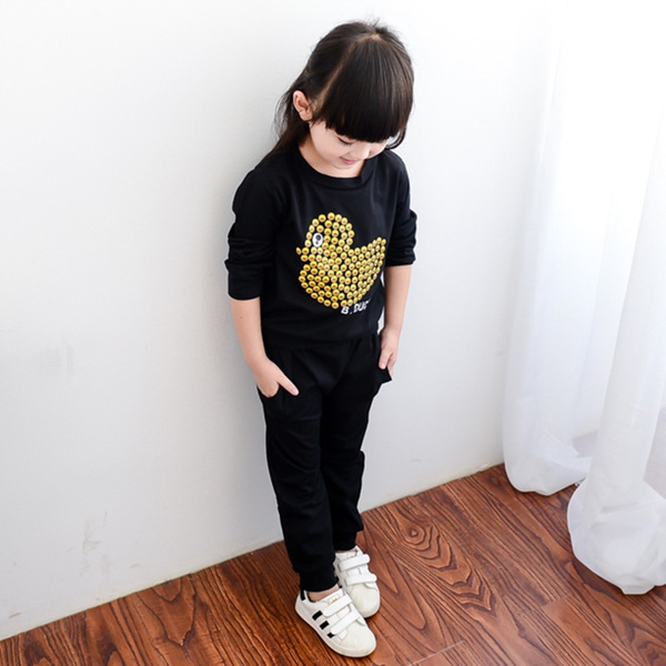 Детски спортен комплект за момичета в черно с пате на блузата .