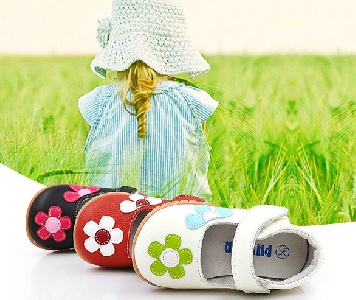 Пролетни бебешки обувчици за момичета с цветенца три модела