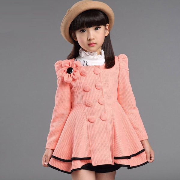 Μοντέρνο παιδικό παλτό για τα κορίτσια σε τρία κορυφαία χρώματα - ροζ, μπλε, κυκλάμινο - άνοιξη και φθινόπωρο