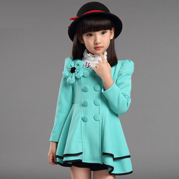 Μοντέρνο παιδικό παλτό για τα κορίτσια σε τρία κορυφαία χρώματα - ροζ, μπλε, κυκλάμινο - άνοιξη και φθινόπωρο