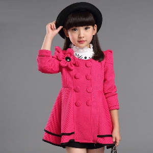 Μοντέρνο παιδικό παλτό για τα κορίτσια σε τρία κορυφαία χρώματα - ροζ, μπλε, κυκλάμινο - άνοιξη και φθινόπωρο