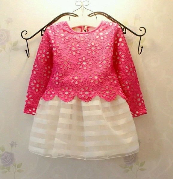 Φορέματα σε τρία χρώματα με δαντέλα και σιφόν.