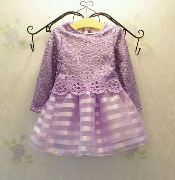 Φορέματα σε τρία χρώματα με δαντέλα και σιφόν.