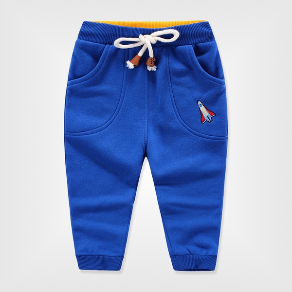 Αθλητικά παντελόνια σε τέσσερα χρώματα.