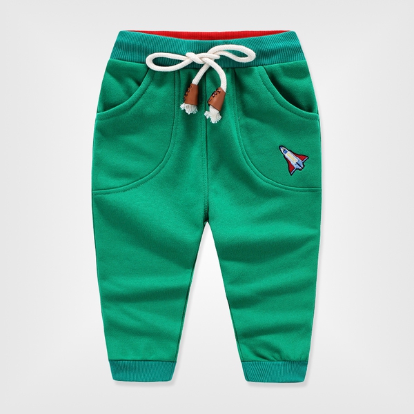 Αθλητικά παντελόνια σε τέσσερα χρώματα.