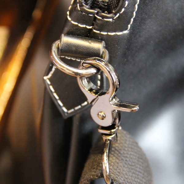 Μοντέρνη ανδρική τσάντα από τεχνητό δέρμα - σε μαύρο και καφέ χρώμα