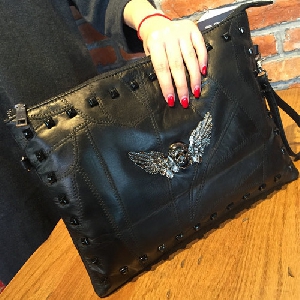 Дамска черна чанта с капси  и модерни елементи