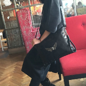 Κυρίες μαύρη τσάντα με καρφιά και μοντέρνα στοιχεία