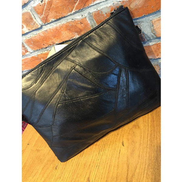 Κυρίες μαύρη τσάντα με καρφιά και μοντέρνα στοιχεία