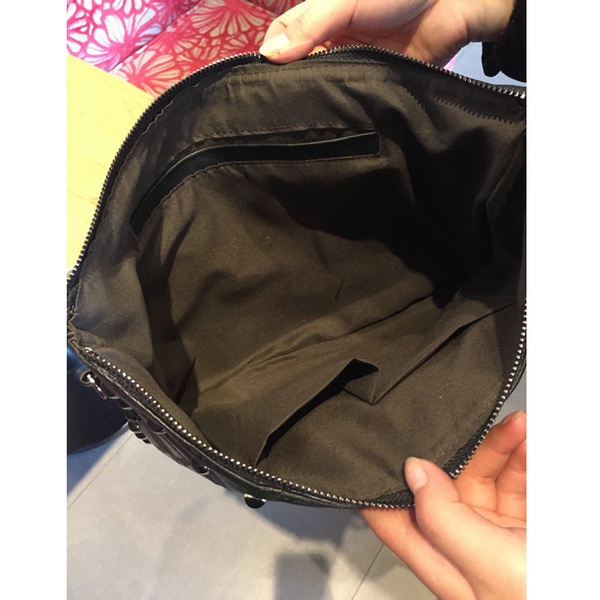 Κυρίες μαύρη τσάντα με καρφιά και μοντέρνα στοιχεία