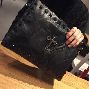 Дамска черна чанта с капси  и модерни елементи