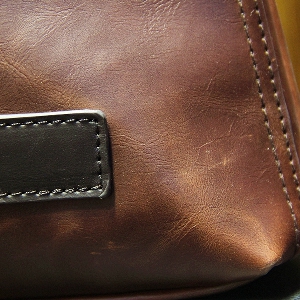 Ανδρική δερμάτινη τσάντα από τεχνητό δέρμα - σε καφέ και μαύρο χρώμα