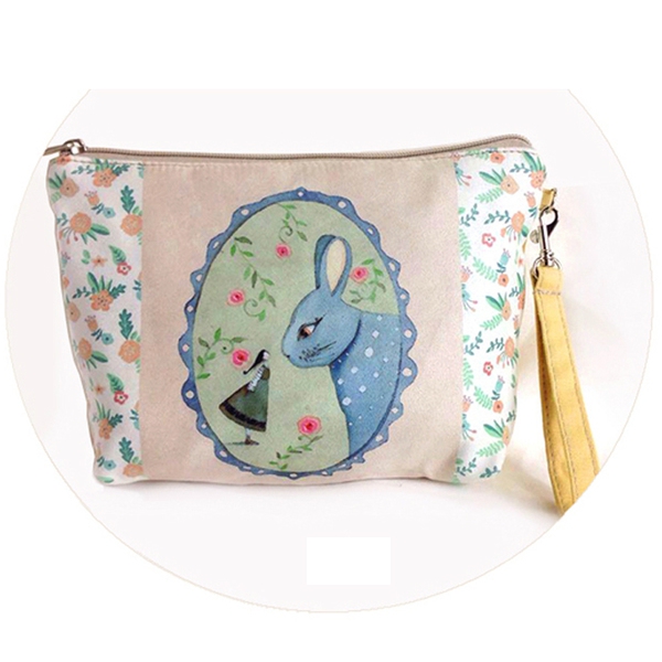 Дамски стилни чанти в различни принтове