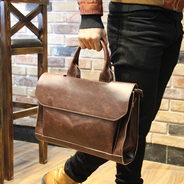 Κομψή δερμάτινη ανδρική τσάντα σε καφέ και μαύρο χρώμα - κατάλληλη για επαγγελματική και καθημερινή ζωή