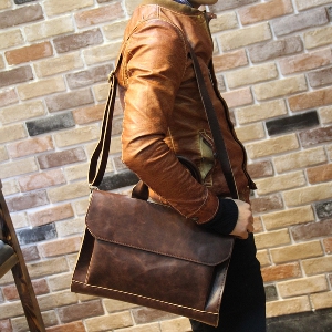 Стилна мъжка чанта от изкуствена кожа в кафяв и черен цвят - подходяща за бизнес и ежедневие