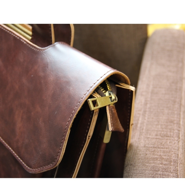 Κομψή δερμάτινη ανδρική τσάντα σε καφέ και μαύρο χρώμα - κατάλληλη για επαγγελματική και καθημερινή ζωή