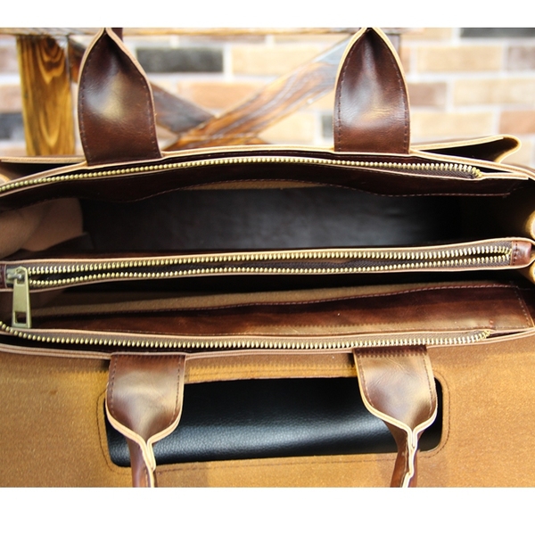 Κομψή δερμάτινη ανδρική τσάντα σε καφέ και μαύρο χρώμα - κατάλληλη για επαγγελματική και καθημερινή ζωή