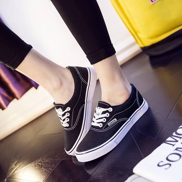 Γυναικεία αθλητικά παπούτσια σε επτά χρώματα.