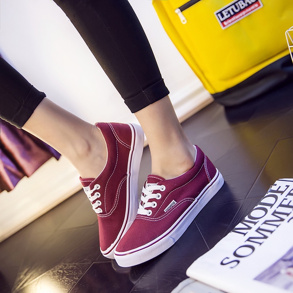 Γυναικεία αθλητικά παπούτσια σε επτά χρώματα.