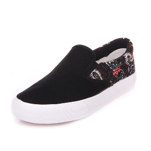 Удобни пролетни обувки в черен,червен и тъмно син цвят.