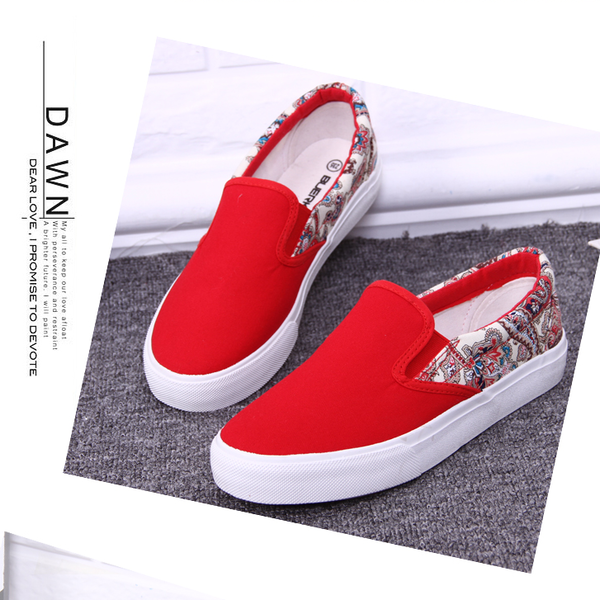 Άνετα παπούτσια την άνοιξη σε μαύρο, κόκκινο και σκούρο μπλε.