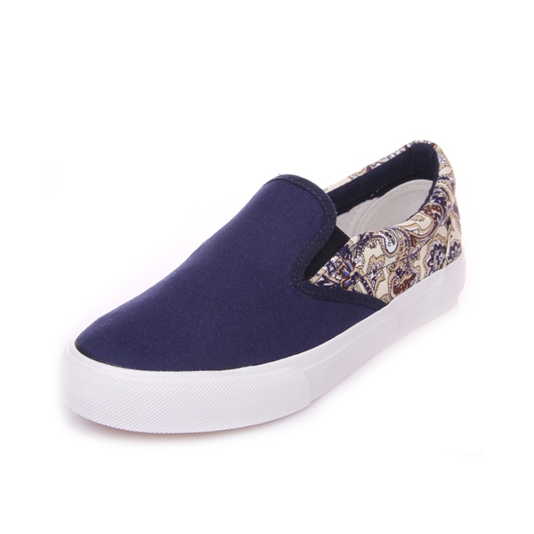 Άνετα παπούτσια την άνοιξη σε μαύρο, κόκκινο και σκούρο μπλε.