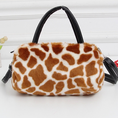 Дамска пухена чантичка в различни цветове